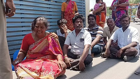 சோபிகாவின் பெற்றோர் மற்றும் உறவினர்கள் சேலம் கலெக்டர் அலுவலக நுழைவு வாயில் முன்பு போராட்டத்தில் ஈடுப்பட்ட காட்சி.