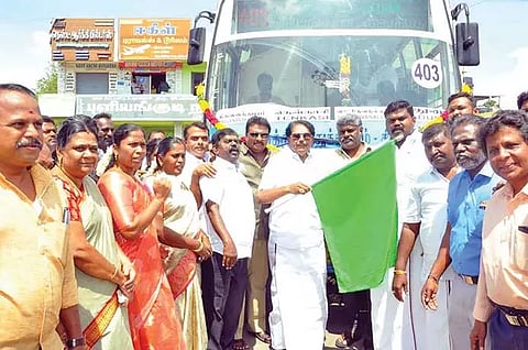 புதிய பஸ் சேவையை அமைச்சர் கே.கே.எஸ்.எஸ்.ஆர். ராமச்சந்திரன் கொடியசைத்து தொடங்கி வைத்தபோது எடுத்த படம்.