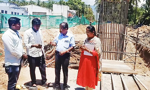 ரெயில்வே மேம்பால பணிகள் நடைபெறும் இடத்தில் அதிகாரிகள் ஆய்வு செய்தனர்.