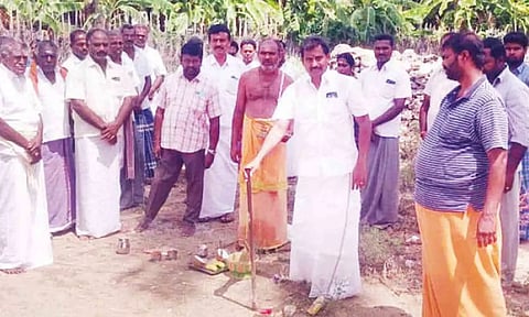 தார்ச்சாலை அமைக்கும் பணிகளை பேரூராட்சி துணைத் தலைவர் மோகன்ராஜ் பூமி பூஜை செய்து தொடங்கி வைத்தக் காட்சி.