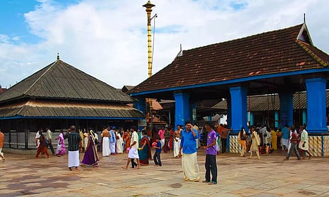 சோட்டானிக்கரை பகவதி அம்மன் கோவிலில் பாலிஸ்டர் பட்டுப்புடவைகளுக்கு தடை