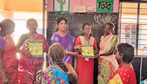 வாழப்பாடி அண்ணாநகர் ஊராட்சி ஒன்றிய தொடக்கப்பள்ளியில் புதிய பாரத எழுத்தறிவு இயக்க தொடக்க விழா நடந்தபோது எடுத்தப்படம்.