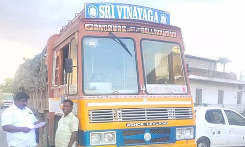 பிளாஸ்டிக் கழிவுகளை லாரியில் அனுப்பி வைத்த போது எடுத்த படம்.
