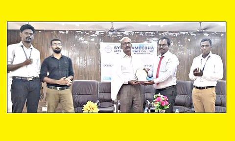மாவட்ட வேலைவாய்ப்பு அலுவலர் மதுக்குமாருக்கு கல்லூரி முதல்வர் ராஜசேகர் நினைவு பரிசினை வழங்கினார்.