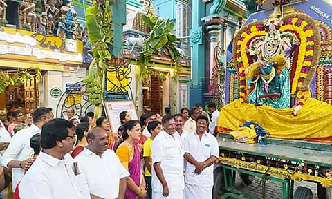 பாதையாத்திரையை முன்னாள் முதல்-அமைச்சர் நாராயணசாமி, முன்னாள் அமைச்சர் கந்தசாமி மற்றும் எம்.எல்.ஏ. ெஜயமூர்த்தியின் மனைவி விஜயலட்சுமி ஆகியோர் தொடங்கி வைத்த காட்சி. 