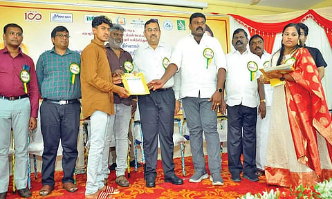 முகாமில் பணி நியமன ஆணைகளை கலெக்டர் ரவிச்சந்திரன், தனுஷ்குமார்
எம்.பி., எம்.எல்.ஏ.க்கள் ராஜா, சதன் திருமலைகுமார் ஆகியோர் வழங்கினர்.