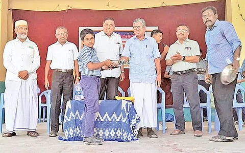 போட்டியில் வெற்றி பெற்ற மாணவருக்கு பரிசு வழங்கியபோது எடுத்த படம்.