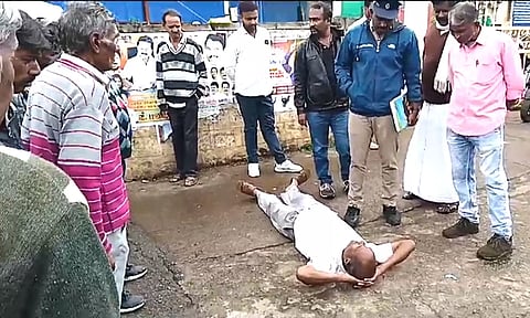 கோத்தகிரி தாசில்தார் அலுவலகம் முன்பு தரையில் படுத்து முதியவர் நூதன போராட்டம்