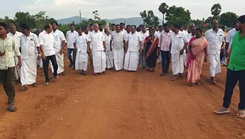 விழா பந்தல் அமைய உள்ள இடத்தை அமைச்சர் கே.என்.நேரு ஆய்வு செய்த காட்சி. அருகில் மாவட்ட செயலாளர்கள் எஸ்.ஆர்.சிவலிங்கம், ஆர். ராஜேந்திரன் எம்.எல்.ஏ. , டி.எம்.செல்வகணபதி உள்பட பலர் உள்ளனர்.