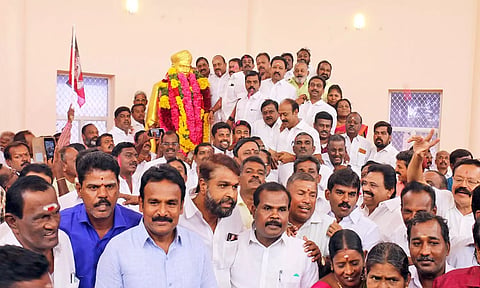 நெல்லை மாவட்ட அ.தி.மு.க. செயலாளர் தச்சை கணேசராஜா தலைமையில் நிர்வாகிகள் மரியாதை செலுத்திய காட்சி.