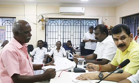 மேயர் சரவணன் பொதுமக்களிடம் மனுக்களை பெற்றுக்கொண்ட காட்சி. அருகில் துணை மேயர் கே.ஆர். ராஜூ உள்ளார்.