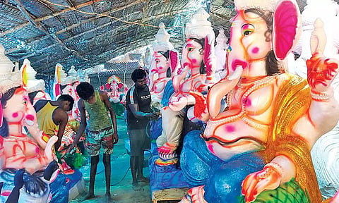 விநாயகர் சிலைகளுக்கு வர்ணம் பூசும் பணியில் ஈடுபட்டுள்ள தொழிலாளர்கள்.