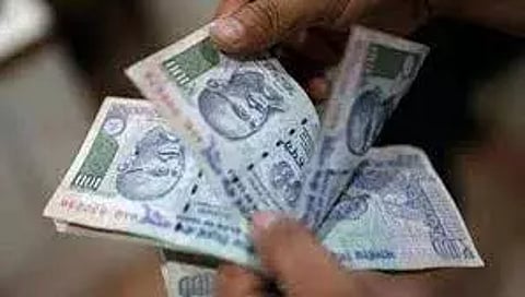வாலிபரிடம் பணம் பறித்த ரவுடிகள்
