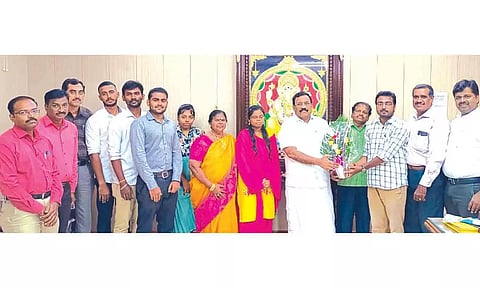 இளநிலை எழுத்தர் தேர்வில் வெற்றி பெற்ற மாணவா்களை விவேகானந்தா கல்வி அறக்கட்டளை தலைவர் செல்வகணபதி எம்.பி. பாராட்டிய காட்சி.