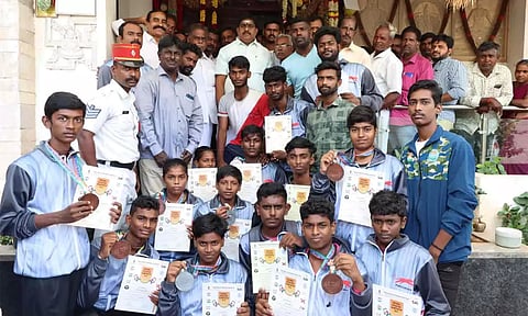 தேசிய கிக் பாக்ஸிங் போட்டியில் பதக்கங்களை குவித்து வீரர்களுக்கு அமைச்சர் நமச்சிவாயம் வாழ்த்து தெரிவித்த காட்சி.