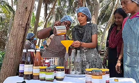 பாரம்பரிய உணவு வகைகளை தயாரிக்கும் பெண்கள்.