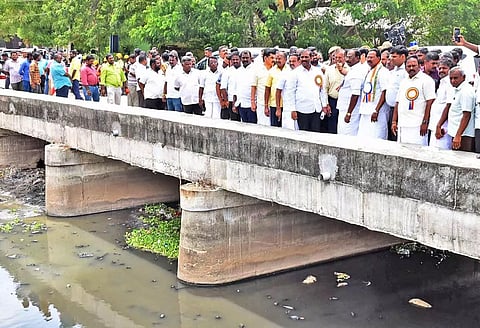 முருகன்குறிச்சி வாய்க்கால் பாலத்தை வேல்முருகன் தலைமையிலான சட்டப்பேரவை உறுதிமொழிக்குழுவினர் ஆய்வு செய்த காட்சி. 