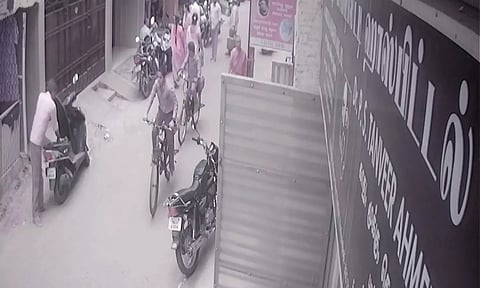 மொபட்டில் இருந்து தங்க கம்மல், செல்போன் திருடியவர் கைது