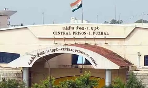 புழல் ஜெயிலில் கைதியாக உள்ள அண்ணனுக்கு கஞ்சா கொடுக்க முயன்ற தங்கை
