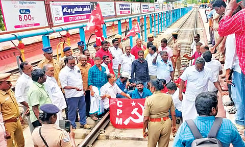 மார்க்சிஸ்ட் கம்யூனிஸ்ட் கட்சியினர் போராட்டத்தில் ஈடுபட்டனர்.