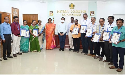  கள்ளக்குறிச்சி மாவட்ட கலெக்டர் அலுவலகத்தில் மாவட்ட கலெக்டர் ஷ்ரவன் குமாரை ராதாகிருஷ்ணன் நல்லாசிரியர் விருது பெற்ற ஆசிரியர்கள் நேரில் சந்தித்து வாழ்த்து பெற்றனர்.