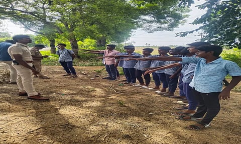 விக்கிரவாண்டி அடுத்த பனையபுரம் செக் ேபாஸ்டில் போலீஸ் சப்–-இன்ஸ்பெக்டர் காத்தமுத்து பஸ் படிக்கட்டில் தொங்கியபடி பயணம் செய்த மாணவர்களுக்கு உறுதிமொழி ஏற்க வைத்தகாட்சி.