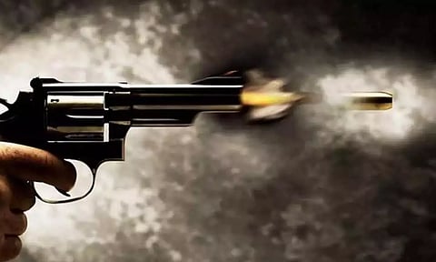 ஒரே குடும்பத்தைச் சேர்ந்த 3 குழந்தைகள் உள்பட 5 பேர் சுட்டுக்கொலை- சிறுவன் கைது