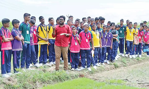 மதகடிப்பட்டில் வேளாண் நிலங்களை அமலோற்பவம் பள்ளி மாணவர்கள் பார்வையிட்ட காட்சி.