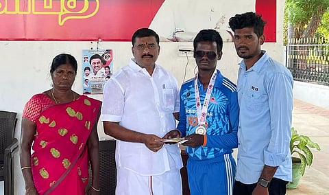 பார்வையற்றோருக்கான கிரிக்கெட் போட்டியில் வெள்ளி பதக்கம் வென்ற விளாத்திகுளம் வீரருக்கு மார்க்கண்டேயன் எம்.எல்.ஏ. பாராட்டு