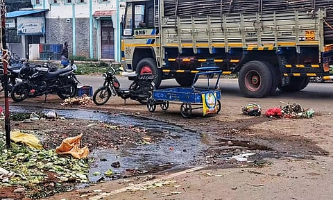 குழாய் உடைந்து வீணாக சென்ற காவிரி கூட்டுக்குடிநீர்.