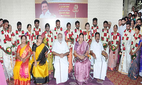 8 ஜோடிகளுக்கு இலவச திருமணத்தை அமைச்சர் இ.பெரியசாமி நடத்தி வைத்தார். இதில் மாவட்ட கலெக்டர் பூங்கொடி, மேயர் இளமதி உள்பட பலர் கலந்து கொண்டனர்.