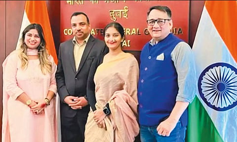 சேலை அணிந்து இருசக்கர வாகனத்தில் உலகை சுற்றி வரும் இந்திய பெண்