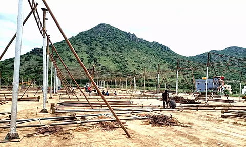தி.மு.க பவள விழா மேடையை அமைச்சர் துரைமுருகன் ஆய்வு
