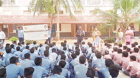 பாலக்கோடு அரசு பள்ளியில் மாணவர்களுக்கு தடைசெய்யப்பட்ட புகையிலையால் ஏற்படும் தீமைகள் குறித்து உணவு பாதுகாப்பு துறை அதிகாரிகள் விழிப்புணர்வு ஏற்படுத்திய காட்சி.