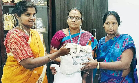 தூய்மை பணியாளர்களுக்கு நலத்திட்ட உதவிகள் வழங்கப்பட்டது.