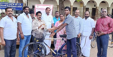மாணவர்களுக்கு விலையில்லா சைக்கிள்களை நகர்மன்ற தலைவி ரம்யா முத்துக்குமார் வழங்கினார். 