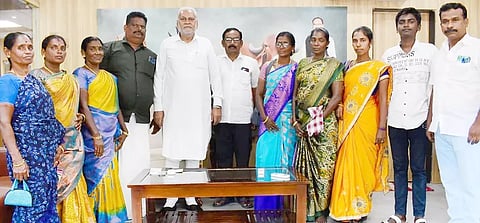 ஏ.ஐ.டி.யூ.சி. மீனவ சங்க மாநில செயலாளர் சி.ஆர்.செந்தில்வேல் தலைமையில் மீனவர் சங்க நிர்வாகிகள் குழு டெல்லியில் மத்திய மந்திரி பர்ஷோத்தம் ரூபாலாவை சந்தித்து மனு அளித்தனர்.