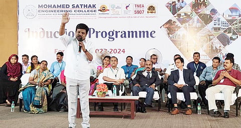 விழாவில் டி.வி. புகழ் மதுரை முத்து பேசியபோது எடுத்தபடம். அருகில் கல்லூரி நிர்வா கத்தினர் உள்ளனர்.
