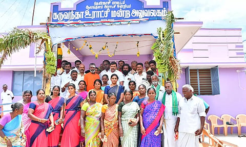 புதிதாக திறக்கப்பட்ட கருவந்தா ஊராட்சி மன்ற அலுவலகத்தின் முன்பு விழாவில் கலந்து கொண்ட அனைவரும் குழு புகைப்படம் எடுத்துக் கொண்ட காட்சி.