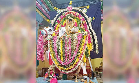 சிறப்பு அலங்காரத்தில் அருள்பாலித்த சுவாமி.
