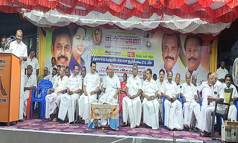 பொதுக்கூட்டத்தில் முன்னாள் அமைச்சர் நத்தம் விசுவநாதன் பேசினார்.