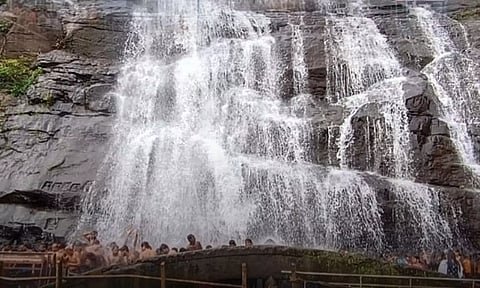 மெயினருவியில் மிதமான தண்ணீரில் குளித்து மகிழ்ந்த சுற்றுலா பயணிகள்