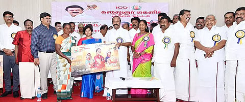 சிவகங்கையில் மகளிர் உரிமைத்தொகை கணக்கு அட்டையை பயனாளிகளுக்கு அமைச்சர் பெரியகருப்பன் வழங்கினார். அருகில் கலெக்டர் ஆஷா அஜீத்,எம்.எல்.ஏ.க்கள், தமிழரசி, மாங்குடி உள்ளனர்.