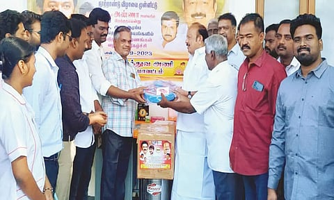 விழாவில் அமைச்சர் எம்.ஆர்.கே.பன்னீர்செல்வம் மருத்துவ உபகரணங்களை வழங்கினார். 