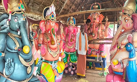 சதுர்த்திக்காக தயார் செய்யப்பட்டுள்ள பல விதமான விநாயகர் சிலைகள்.