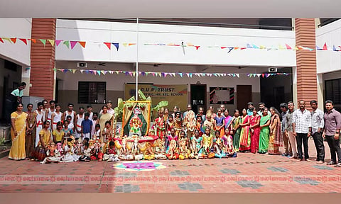  மழலையர்கள் விநாயகர் வேடமணிந்து விழாவில் கலந்து கொண்ட காட்சி.
