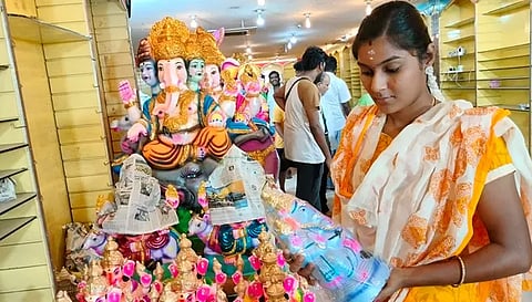 சேலம் சின்னகடை வீதியில் விற்பனைக்காக வைக்கப்பட்டிருந்த விநாயகர் சிலைகளை ஒரு பெண் தேர்வு செய்த காட்சி.