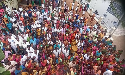 மயிலம் சுந்தர விநாயகர் கோவிலில் கும்பாபிஷேகம் நடைபெற்ற காட்சி.
