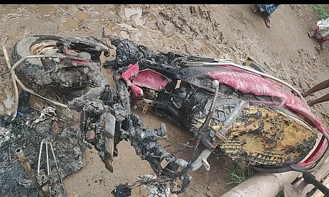 மயிலம் அடுத்த பெரமண்டூரில் இடி தாக்கியதில் முற்றிலும் எரிந்து கருகிய மோட்டார் சைக்கிளை படத்தில் காணலாம்.