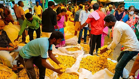 விநாயகர் சதுர்த்தி விழாவையொட்டி சேலம் பூ மார்க்கெட்டில் விறுவிறுப்பாக பூ விற்பனை நடந்த காட்சி.